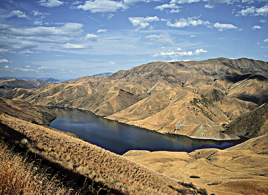 Brownlee Dam picture - Snake River, hills, grasses