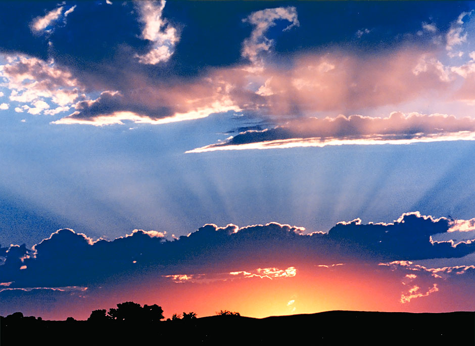 A sunset with God Rays in Nyssa, Oregon