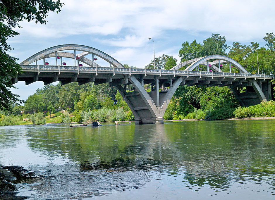 McCullough Caveman Bridge in Grants Pass over the Rogue River