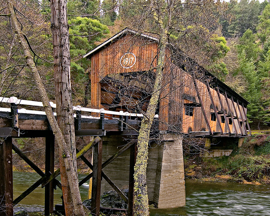 Oregon McKee covered bridge over the Applegate River
