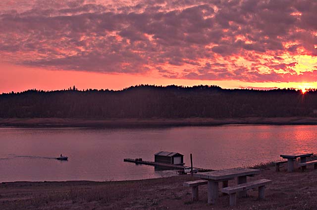 Hagg Lake Red clouds Picture; Crimson sunset on Oregon lake