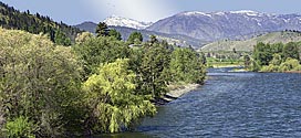  Wenatchee River Valley leads to the mountains of the Central Cascades